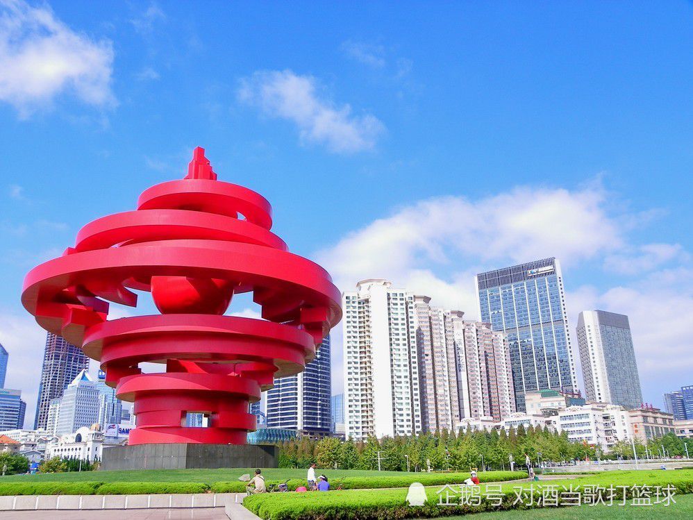 地面剧烈地颤动起来，好像埋藏在我们身体下面的100万吨TNT被引爆，我浑身战栗不已。